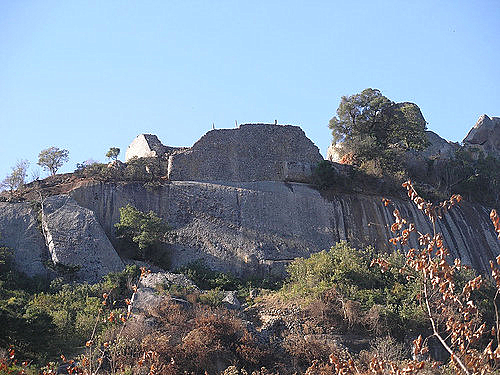 Part of the hill complex seen from the valley below. Photograph by Macvivo.