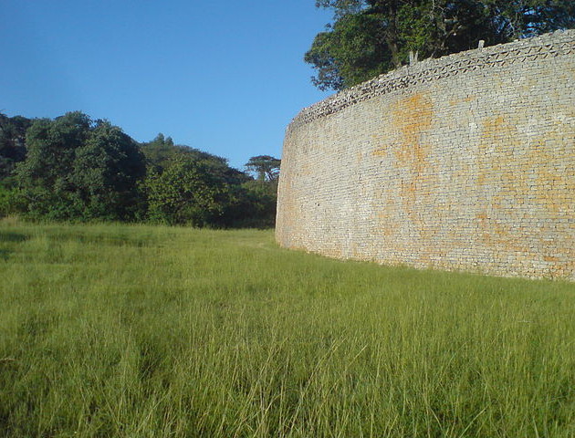 Wall of the great enclosure. Photograph by Jens Klinzing.