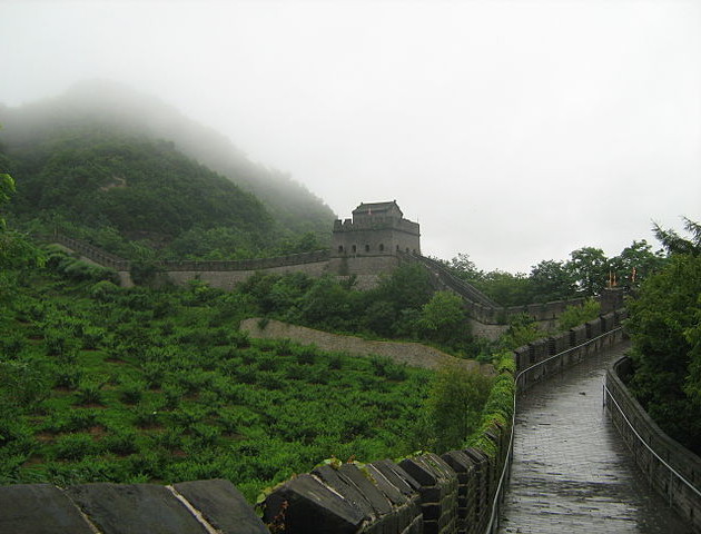 A view of the wall from near the eastern terminus, photograph by Jack Upland via Wikimedia