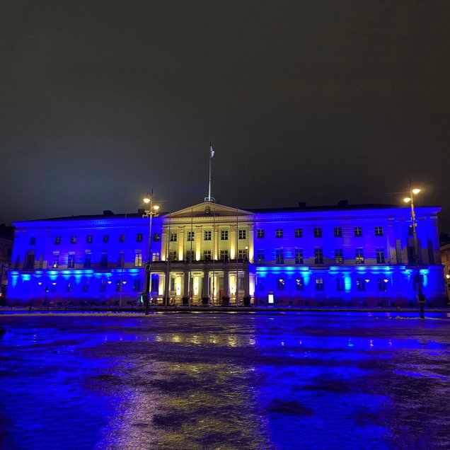 Twitter Helsingin kaupungintalo valaistu